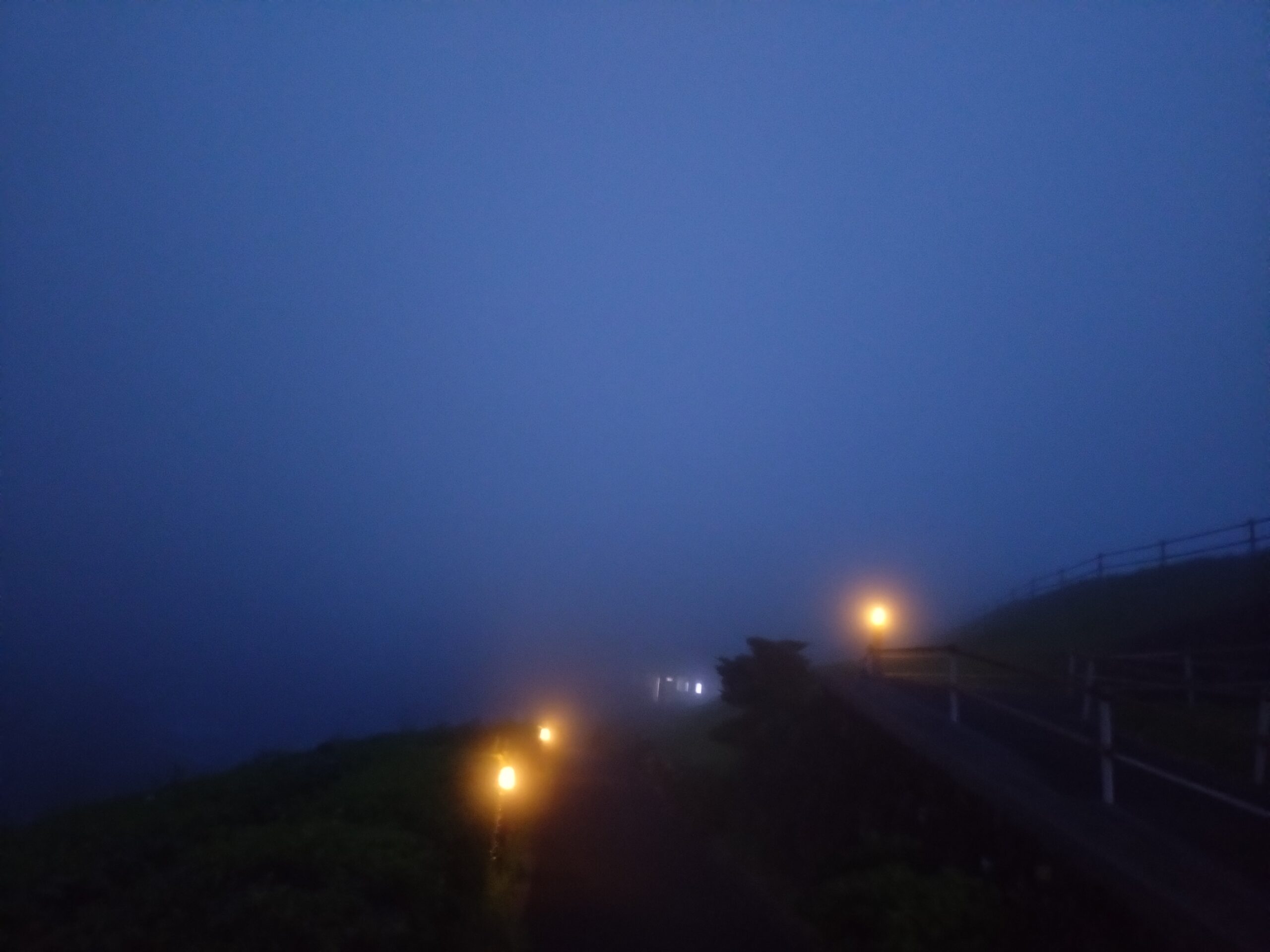 霧で幻想的な鬼岳